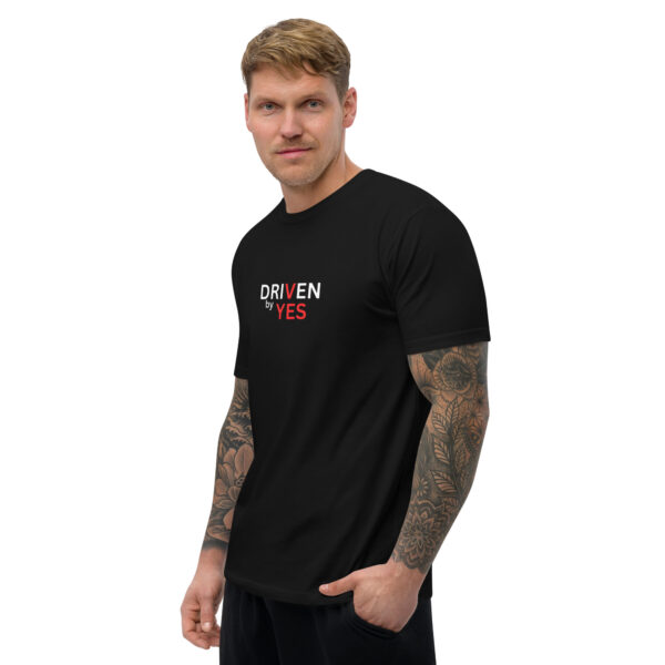 mens-fitted-t-shirt-black-left-front-6970ad01e8285.jpg Driven by YES t-shirt à Manches Courtes - Ce t-shirt Driven by YES allie confort, style et sens.