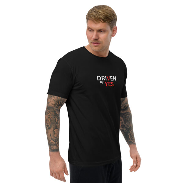 mens-fitted-t-shirt-black-right-front-6970ad01e8687.jpg Driven by YES t-shirt à Manches Courtes - Ce t-shirt Driven by YES allie confort, style et sens.