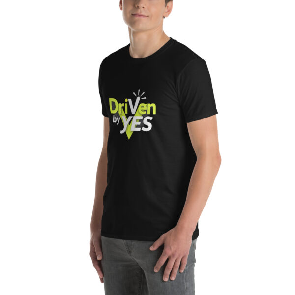 unisex-basic-softstyle-t-shirt-black-left-front-6970a80269513.jpg Ce t-shirt Driven by YES est pensé pour le quotidien - T-shirt Unisexe à Manches Courtes