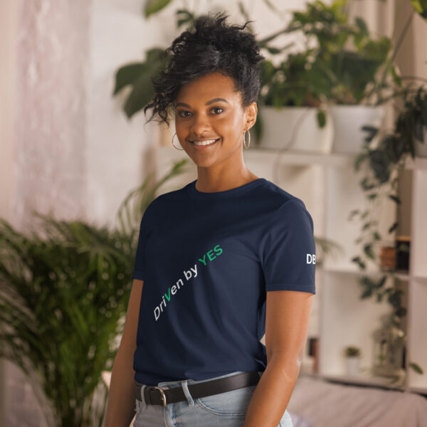 T-shirt Unisexe Driven by YES à Manches Courtes - Ce sweatshirt Driven by YES transforme le confort en force.