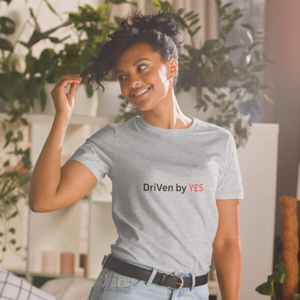 unisex-basic-softstyle-t-shirt-sport-grey-front-69700c231b5f7.jpg Ce t-shirt Driven by YES s’intègre naturellement à ton style. T-shirt Unisexe