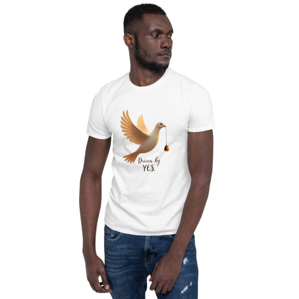 unisex-basic-softstyle-t-shirt-white-front-69700d6530d73.jpg Ce t-shirt Driven by YES exprime un état d’esprit clair et assumé. T-shirt Unisexe à Manches Courtes