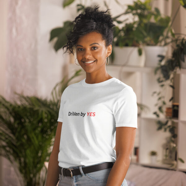 unisex-basic-softstyle-t-shirt-white-left-front-69700c2320912.jpg Ce t-shirt Driven by YES s’intègre naturellement à ton style. T-shirt Unisexe