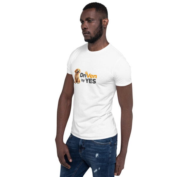 unisex-basic-softstyle-t-shirt-white-left-front-697011e76f4ff.jpg T-shirt Driven by YES Unisexe à Manches Courtes - Ce t-shirt Driven by YES reflète une attitude simple et affirmée.