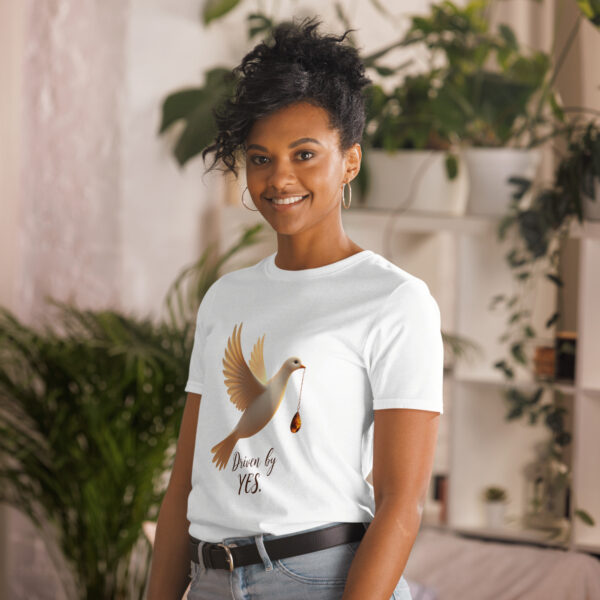 unisex-basic-softstyle-t-shirt-white-left-front-6970b9466b317.jpg T-shirt Driven by YES – L’essentiel guidé par le OUI - T-shirt Unisexe à Manches Courtes