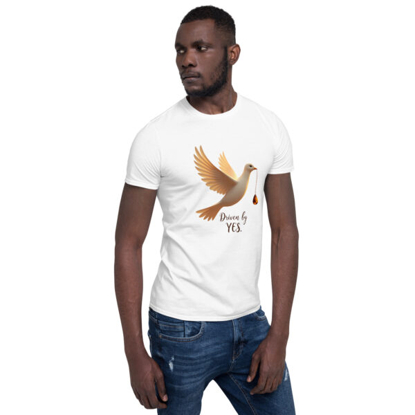 unisex-basic-softstyle-t-shirt-white-right-front-69700d6531f3f.jpg Ce t-shirt Driven by YES exprime un état d’esprit clair et assumé. T-shirt Unisexe à Manches Courtes