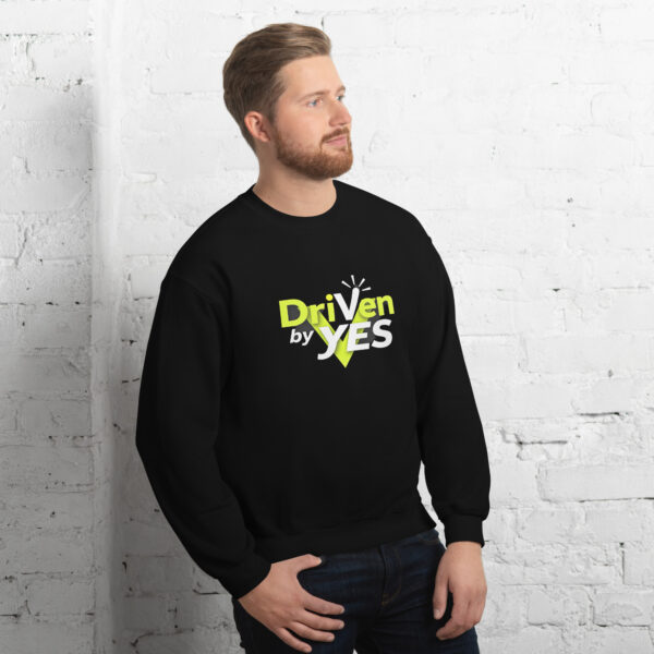 Ce sweatshirt Driven by YES combine douceur, style et message - Sweat Unisexe à Col Rond