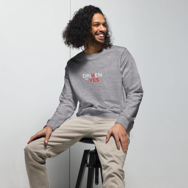unisex-organic-sweatshirt-grey-melange-front-6970b02dec235.jpg Ce sweatshirt Driven by YES incarne une approche posée et déterminée. - Unisex